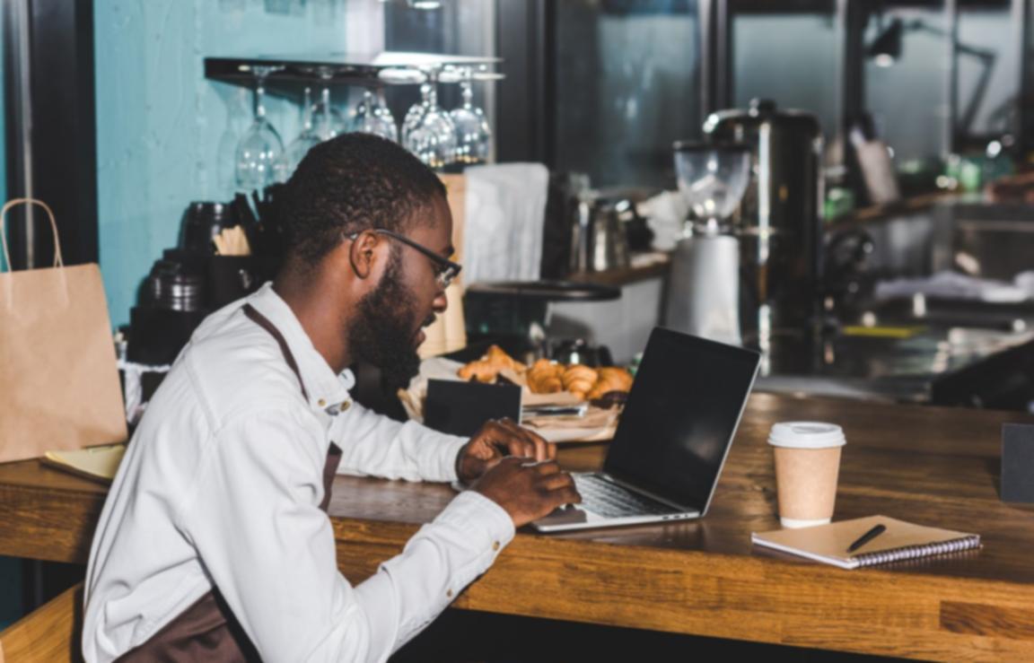 Estudiante trabajando en sus composiciones poéticas